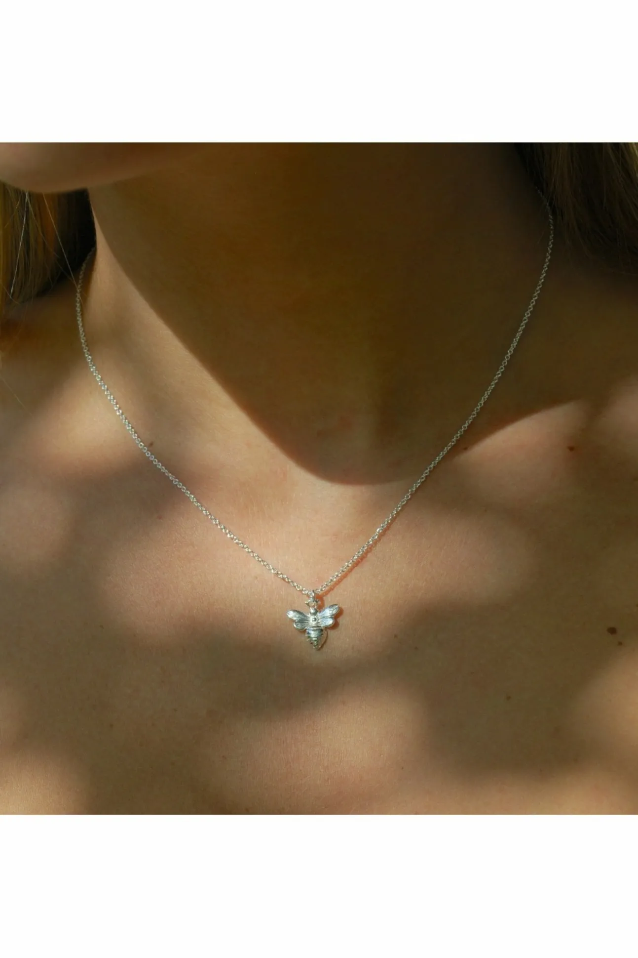 Women White Leaf Little Bee Necklace In Satin