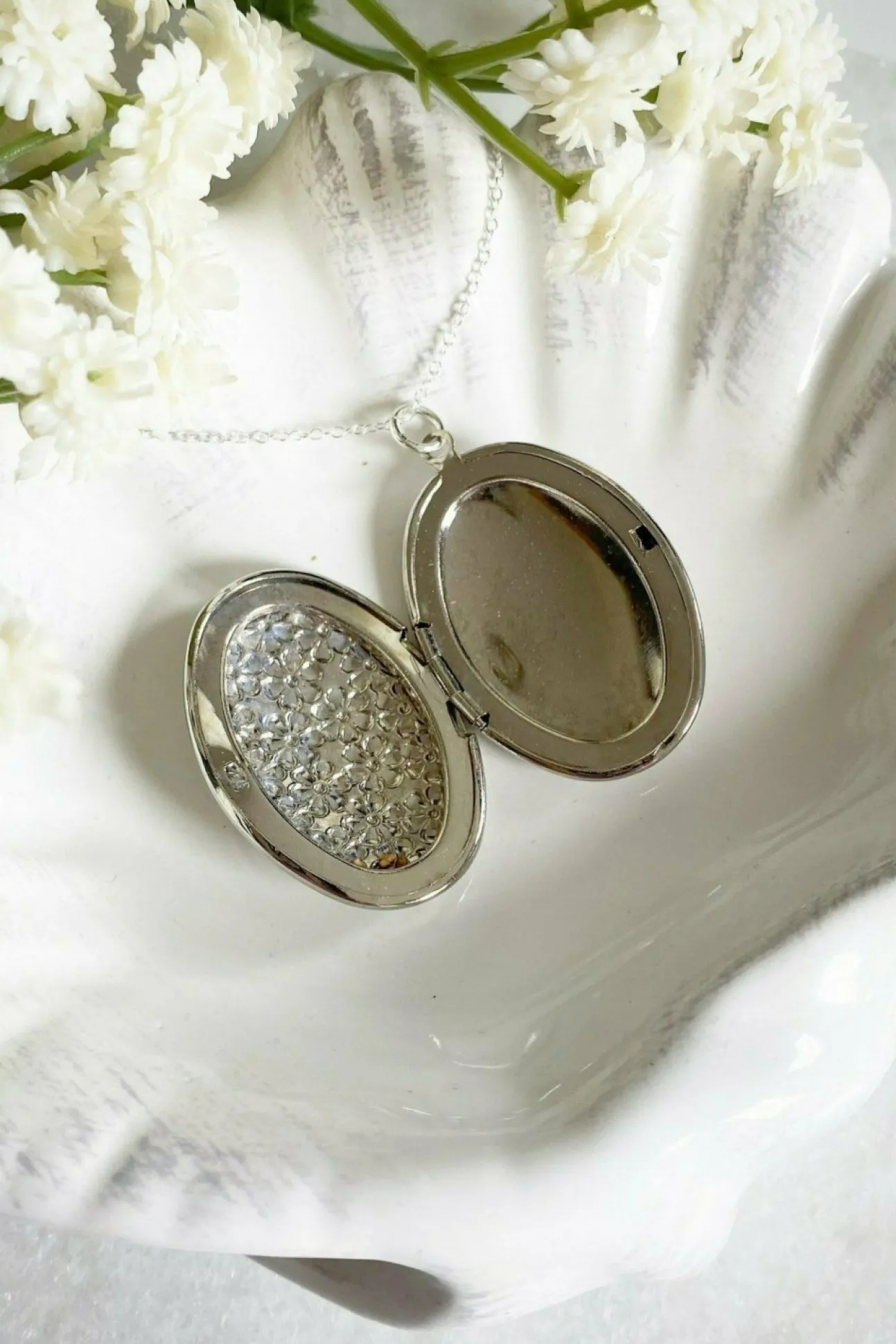 Women Wisteria London Blossom Flower Oval Locket