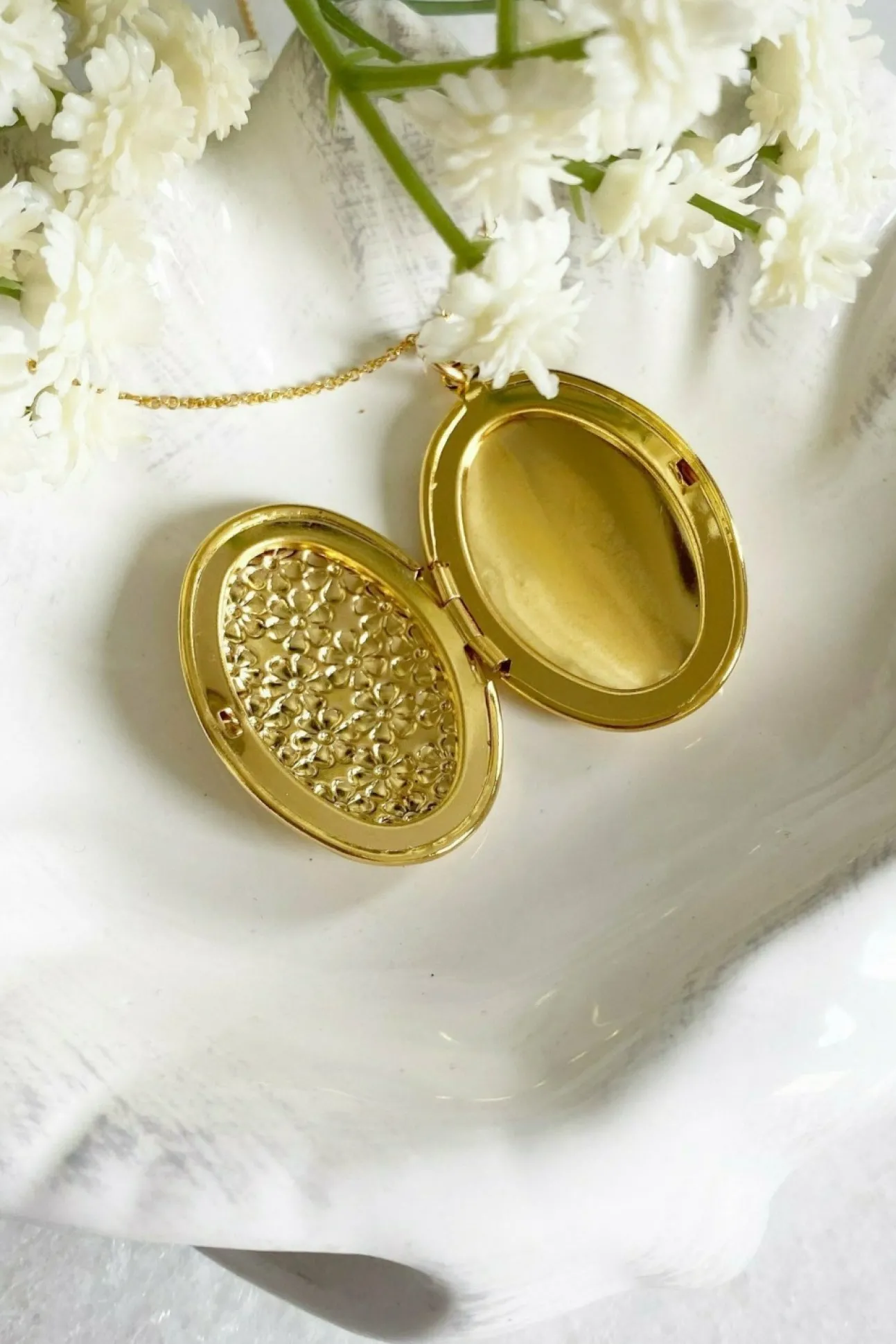 Women Wisteria London Blossom Flower Oval Locket